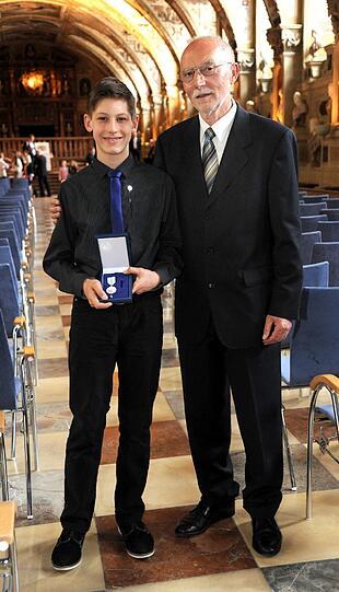 Sebastian Schelle (13) mit seinem Opa Rudolf Bauswein (73), aus Scheyern (Kreis Pfaffenhofen): &bdquo;Vor drei Jahren hat der Opa mit einer Fräse im Garten gearbeitet. Irgendwie ist er rückwärts umgefallen, und die Hose hat sich in der Fräse verfangen. Dann wurde auch noch der Fuß mit reingezogen. Ich bin sofort hingelaufen, um die Fräse auszustellen. Opas Fuß hing nur noch an drei Sehnen, er war fast ab. Mit meinem Judogürtel habe ich dann den Fuß abgebunden, damit er nicht so viel Blut verliert, und Mama hat den Notarzt gerufen. Gott sei dank kann Opa jetzt wieder laufen.&ldquo;