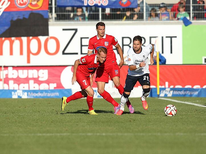 MARKUS STEINHÖFER: NOTE: 4

Gute Flanke vor dem 1:0. Ansonsten spielte Steinhöfer weitgehend
unauffällig. Passte beim zweiten Gegentor nicht auf- und ließ
Griesbeck nach dem Eckball den Ball ins Tor köpfen.