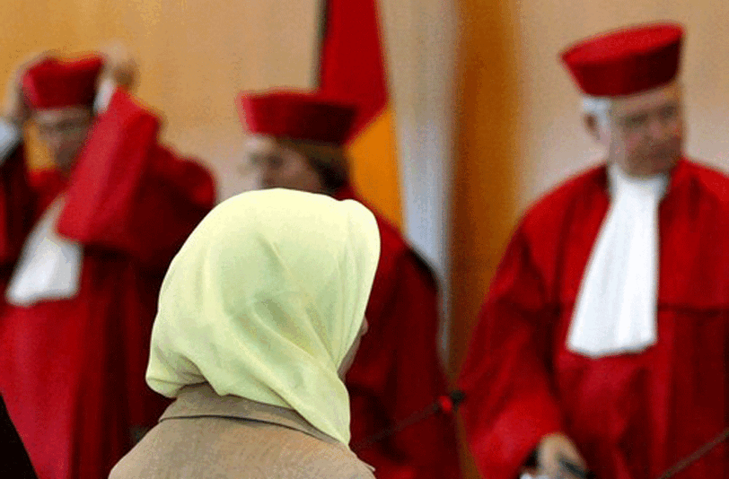 Fereshta Ludin, muslimische Lehrerin und Beschwerdeführerin im Kopftuch-Streit, sitzt im Bundesverfassungsgericht in Karlsruhe vor den Richtern (Archivbild).