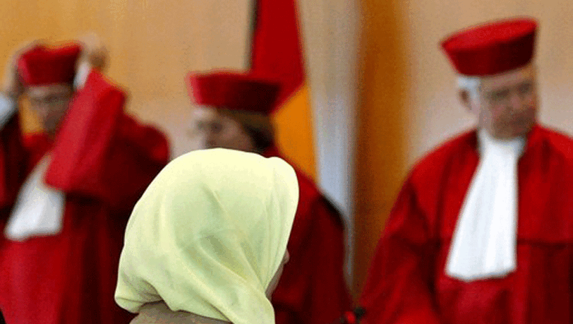 Fereshta Ludin, muslimische Lehrerin und Beschwerdeführerin im Kopftuch-Streit, sitzt im Bundesverfassungsgericht in Karlsruhe vor den Richtern (Archivbild). Fereshta Ludin, muslimische Lehrerin und Beschwerdeführerin im Kopftuch-Streit, sitzt im Bundesverfassungsgericht in Karlsruhe vor den Richtern (Archivbild).
