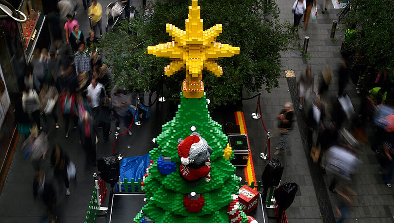 Ein Lego-Weihnachtsbaum in der Pitt Street Mall in Sydney, Australien, aufgenommen am 27.11. 2014. Dieser Baum besteht aus etwa einer halben Million Bauklötzen. Ein Lego-Weihnachtsbaum in der Pitt Street Mall in Sydney, Australien, aufgenommen am 27.11. 2014. Dieser Baum besteht aus etwa einer halben Million Bauklötzen.