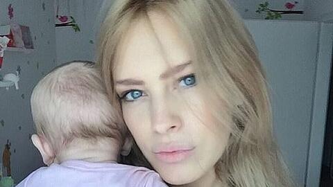 "GNTM"-Kandidatin Yvonne Schröder mit ihrem zweiten Kind. Jetzt macht sie sich Sorgen um den neuesten Familienzuwachs.