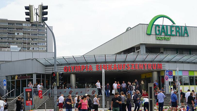 Am Sonntag findet der Trauerakt zu Ehren der Opfer des Amoklaufs von München statt. Auch Kanzlerin Merkel und Bundespräsident Gauck kommen. Am Sonntag findet der Trauerakt zu Ehren der Opfer des Amoklaufs von München statt. Auch Kanzlerin Merkel und Bundespräsident Gauck kommen.