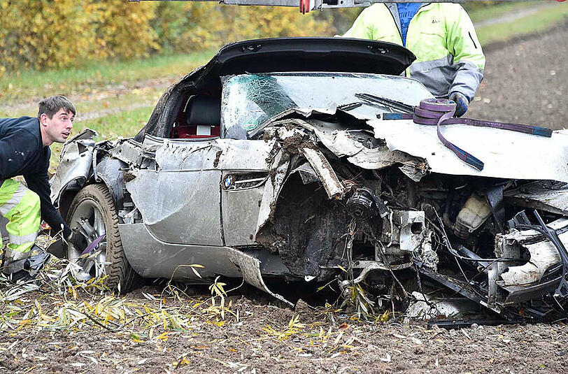 Bei dem Abflug von der A95 wurde der BMW Z8 völlig zerstört. Die Bilder.