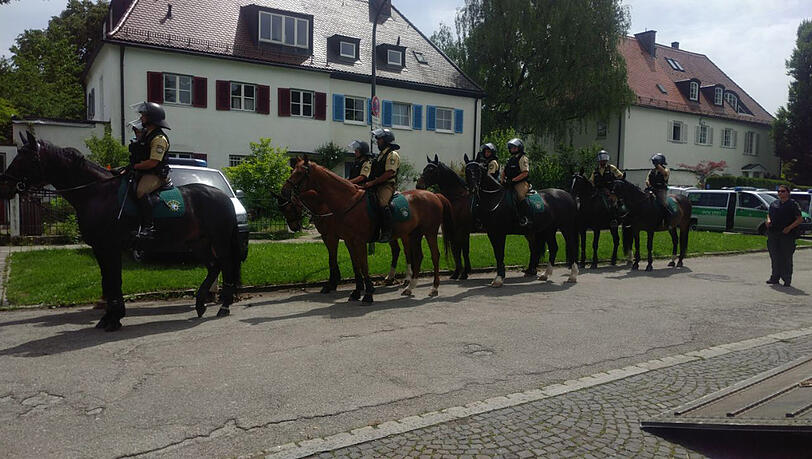Berittene Polizisten in der Volckmerstrasse. Berittene Polizisten in der Volckmerstrasse.