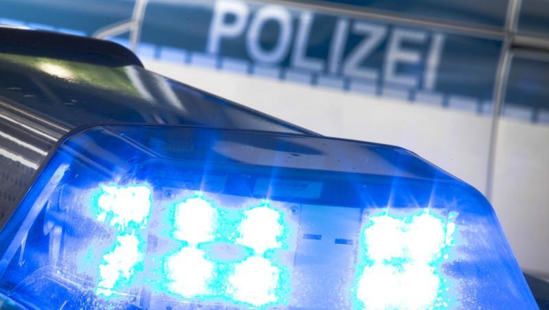 Ein Blaulicht leuchtet auf dem Dach eines Polizeiwagens. Foto: Friso Gentsch/Archivbild Ein Blaulicht leuchtet auf dem Dach eines Polizeiwagens. Foto: Friso Gentsch/Archivbild