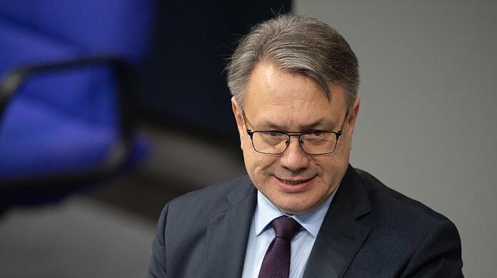 Das damalige CSU Mitglied Georg Nüßlein spricht während der Debatte einer Bundestagssitzung.