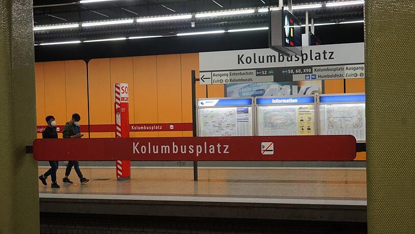 Steht auf den Schildern bald ein anderer Name? Blick in den U-Bahnhof Kolumbusplatz.