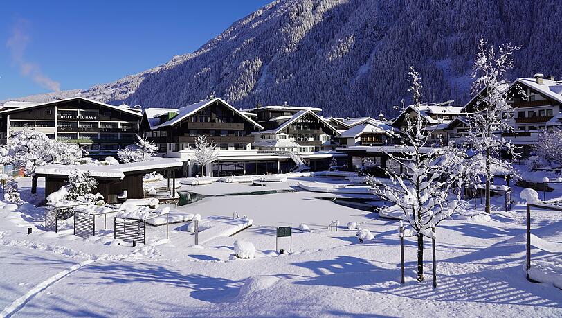 Das Neuhaus Zillertal Resort in Mayrhofen (nahe der Bergbahnen) liegt ideal, wenn man im Winter Lust auf Skifahren, Langlaufen oder Winterwandern hat. Das Neuhaus Zillertal Resort in Mayrhofen (nahe der Bergbahnen) liegt ideal, wenn man im Winter Lust auf Skifahren, Langlaufen oder Winterwandern hat.