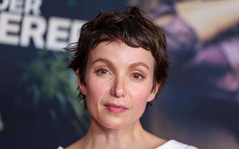 Julia Koschitz ist seit 1998 im Film- und Fernsehgeschäft tätig. Vielen dürfte die 51-Jährige als Dr. Maria Hassmann in der Arztserie "Doctor's Diary" bekannt sein. In ihrem neuen Film "Nix ist fix" (Montag, 10. August, 20.15 Uhr, ZDF) stellt sich die Schauspielerin als Juliane den großen Fragen des Lebens. Julia Koschitz ist seit 1998 im Film- und Fernsehgeschäft tätig. Vielen dürfte die 51-Jährige als Dr. Maria Hassmann in der Arztserie "Doctor's Diary" bekannt sein. In ihrem neuen Film "Nix ist fix" (Montag, 10. August, 20.15 Uhr, ZDF) stellt sich die Schauspielerin als Juliane den großen Fragen des Lebens.