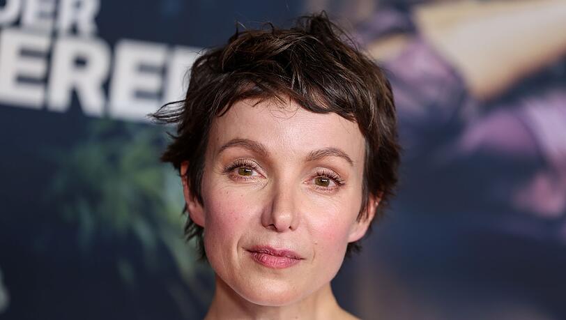 Julia Koschitz ist seit 1998 im Film- und Fernsehgeschäft tätig. Vielen dürfte die 51-Jährige als Dr. Maria Hassmann in der Arztserie "Doctor's Diary" bekannt sein. In ihrem neuen Film "Nix ist fix" (Montag, 10. August, 20.15 Uhr, ZDF) stellt sich die Schauspielerin als Juliane den großen Fragen des Lebens. Julia Koschitz ist seit 1998 im Film- und Fernsehgeschäft tätig. Vielen dürfte die 51-Jährige als Dr. Maria Hassmann in der Arztserie "Doctor's Diary" bekannt sein. In ihrem neuen Film "Nix ist fix" (Montag, 10. August, 20.15 Uhr, ZDF) stellt sich die Schauspielerin als Juliane den großen Fragen des Lebens.