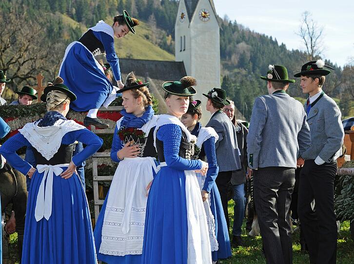 So schön war der Leonhardiritt: Bei strahlendem Sonnenschein zog der Traditions-Zug vom Schliersee nach Fischhausen. Die schönsten Bilder.