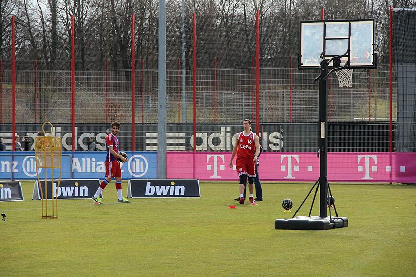 Javi Martinez könnte bald wieder ins Mannschaftstraining einsteigen. am Dienstag stand allerdings erstmal ein Sponsoren-Termin auf dem Programm. Die Bilder!