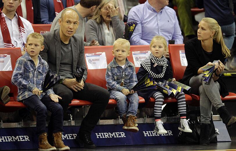 Am Sonntag feuerte Uli Hoeneß mal wieder die Bayern Basketballer im Audi Dome an. Eine Reihe davor sah Arjen Robben mit seiner Frau und den drei Kindern beim Basketball zu. Die Bilder!