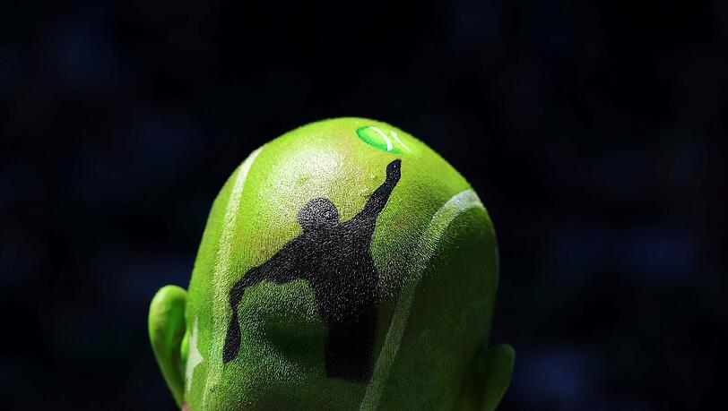 Voller Einsatz nicht nur bei den Profis. Dieser Fan zeigt seine Begeisterung für den Tennissport an und in seiner Frisur. Voller Einsatz nicht nur bei den Profis. Dieser Fan zeigt seine Begeisterung für den Tennissport an und in seiner Frisur.