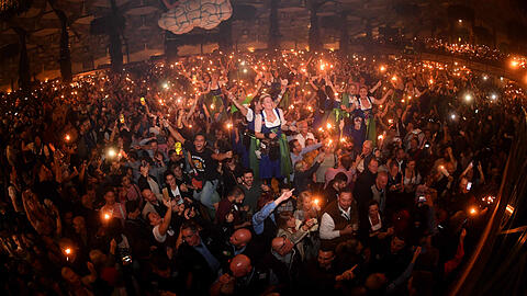 Beim Kehraus dürfen endlich auch die Bedienungen auf den Tischen feiern. Hier ein Bild aus dem Hofbräu Festzelt.
