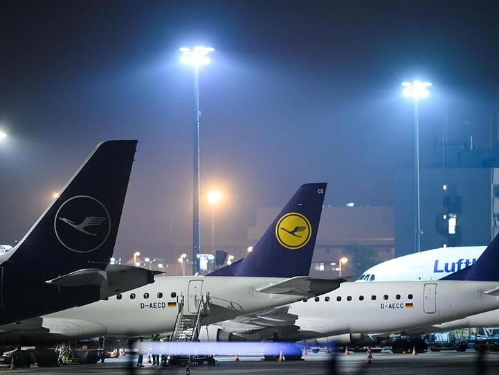 Lufthansa-Flugzeuge in Frankfurt: Die Luftfahrt trägt etwas weniger als drei Prozent zum weltweiten CO2-Ausstoß bei und hat bislang Probleme, ihre Klimabilanz zu verbessern.