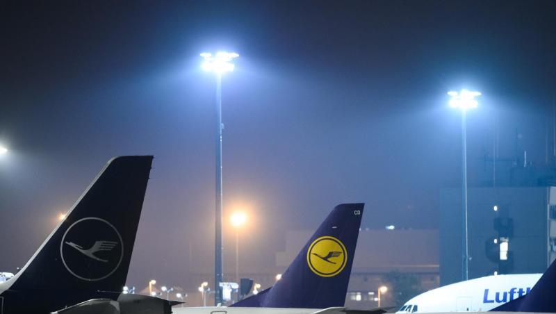 Lufthansa-Flugzeuge in Frankfurt: Die Luftfahrt trägt etwas weniger als drei Prozent zum weltweiten CO2-Ausstoß bei und hat bislang Probleme, ihre Klimabilanz zu verbessern. Lufthansa-Flugzeuge in Frankfurt: Die Luftfahrt trägt etwas weniger als drei Prozent zum weltweiten CO2-Ausstoß bei und hat bislang Probleme, ihre Klimabilanz zu verbessern.