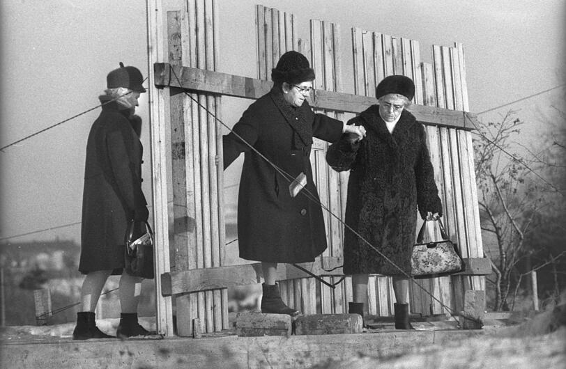 Und auch diese älteren Damen setzen sich elegant über das Verbot und das lästige Hindernis hinweg.