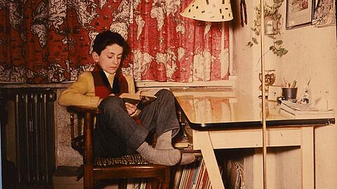 Kleiner Christian, farbenfrohe Tapete: als Gymnasiast 1958 in seinem Schwabinger Kinderzimmer.