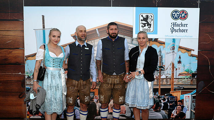 Geschäftsführer Günther Gorenzel und Kapitän Sascha Mölders (r) auf der Sechzger-Wiesn.