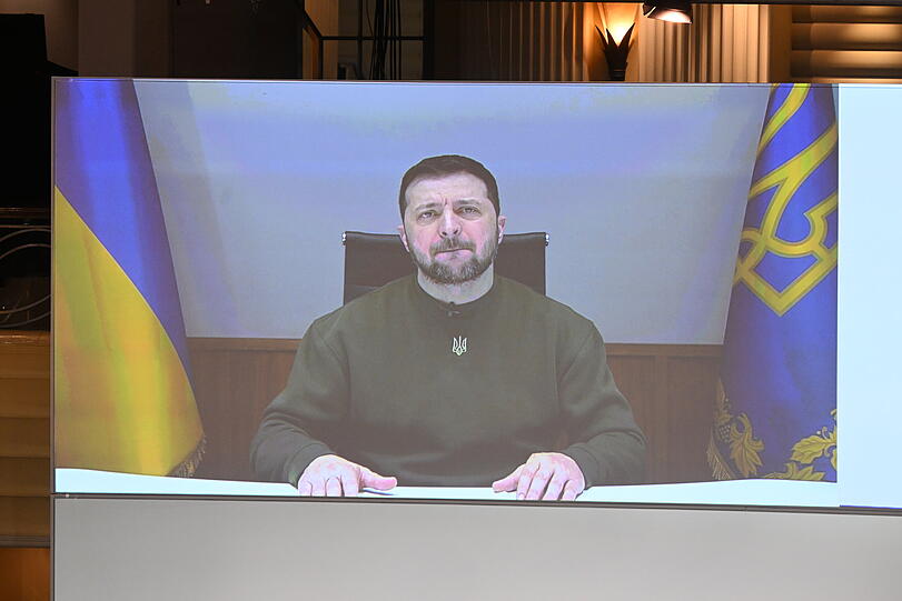 17.02.2023, Bayern, München: Wolodymyr Selenskyj, Präsident der Ukraine, nimmt per Videoschalte an der Sicherheitskonferenz teil. Die 59. Münchner Sicherheitskonferenz (MSC) findet vom 17. bis zum 19. Februar 2023 im Hotel Bayerischer Hof in München statt. Foto: Felix Hörhager/dpa +++ dpa-Bildfunk +++