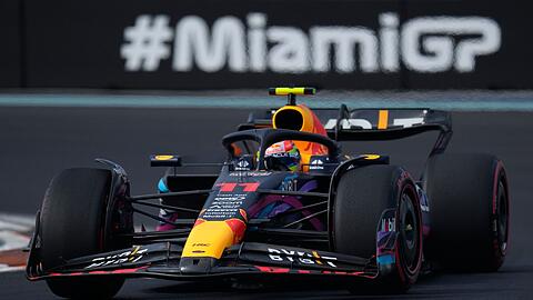 MRed-Bull-Pilot Sergio Perez aus Mexiko steuert sein Auto während des Qualifyings.