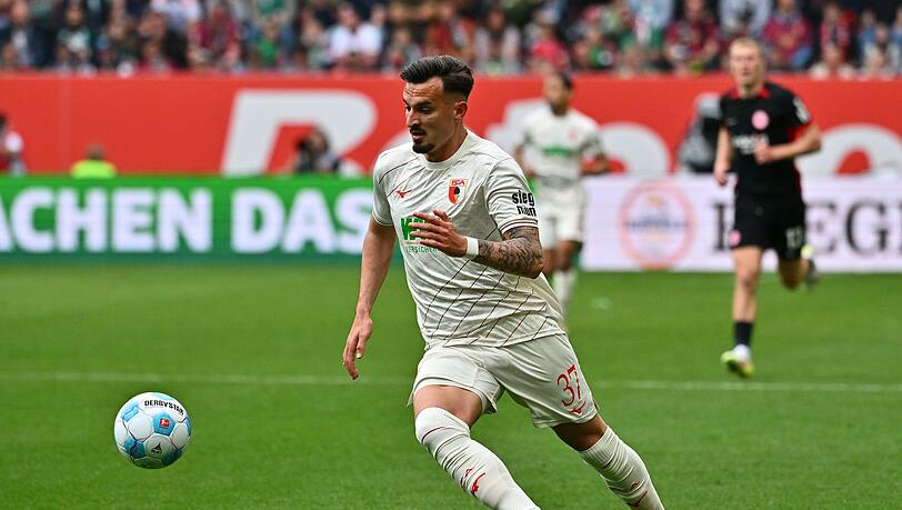 Über seine Augsburg-Rückkehr wird spekuliert: Stürmer Berisha. (Archivbild) Über seine Augsburg-Rückkehr wird spekuliert: Stürmer Berisha. (Archivbild)