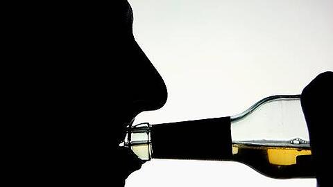 Der Junge trank fast einen Liter Wodka.