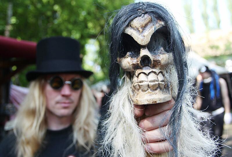 Weltgrößtes Treffen von Wave-Gotik-Fans: Die schwarze Szene trifft sich an Pfingsten traditionell in Leipzig. Wir zeigen die schrägsten Outfits.