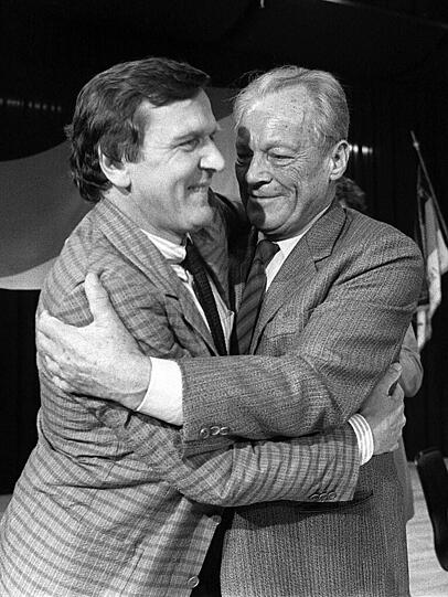 Spontane Umarmung von SPD-Chef Willy Brandt im Mai 1985: Schröder,  SPD-Spitzenkandidat für die niedersächsischen Landtagswahlen 1986, ist in Lehrte gerade einstimmig für ein Wahlkreis-Direktmandat gewählt worden.