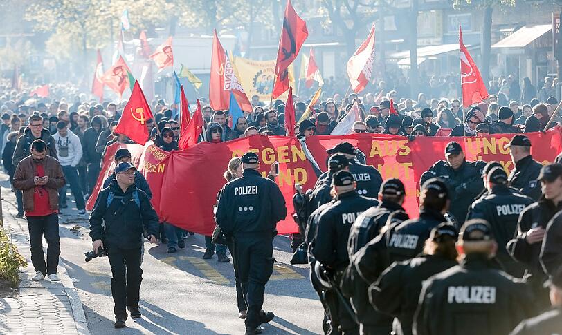 In Hamburg kam es bei zwei "revolutionären" Demonstrationen am Freitagabend zu Ausschreitungen. Die «Revolutionäre 1. Mai»-Demo in der Hansestadt stand unter dem Motto «Hamburg sieht rot»