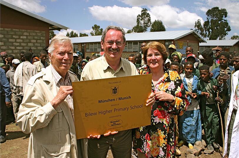 "Das Bild zeigt meine Frau und mich 2005 mit Karlheinz Böhm bei der Eröffnung der München-Schule in Äthiopien. Wir hatten in München 400 000 Euro Spenden gesammelt &ndash; einen Euro für jeden dritten Einwohner. Böhm hatte uns überzeugt, uns für 'Menschen für Menschen' einzusetzen."