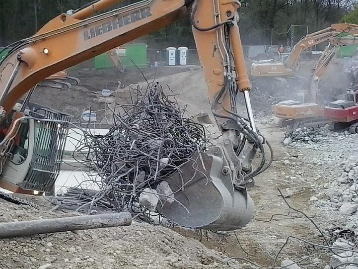 Großbaustelle: Die Brücke der Westendstraße über die A 96 wird zur Hälfte abgerissen - und die Autobahn ist gesperrt.
