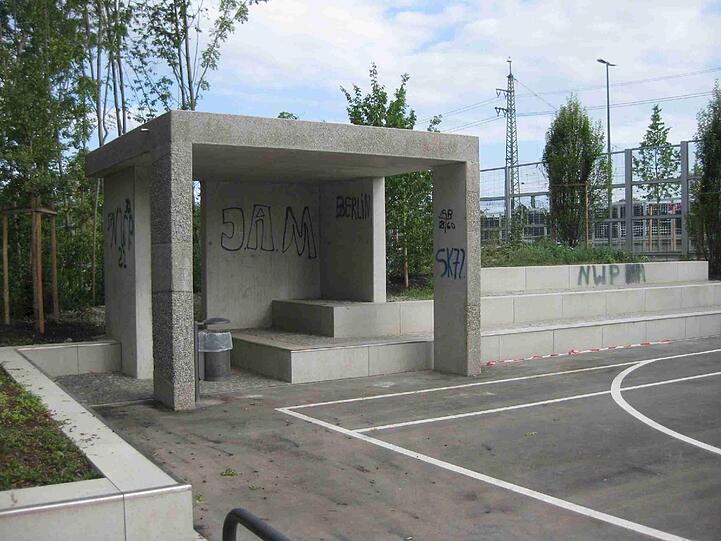 "Große Flächen und auch der Betonunterstand sind bereits jetzt &ndash; kurz nach der Einweihung &ndash; durch Sprayer verunreinigt", hat Adolf Thurner an der Kaflerstraße festgestellt.