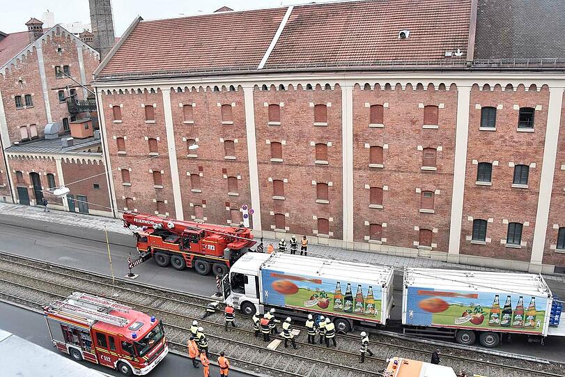 Die Feuerwehr musste dem havarierten Lkw wieder auf die Straße helfen. Die Bilder vom Einsatz am Montagvormittag.