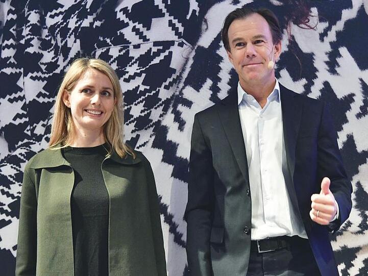 Der scheidende CEO von H&M, Karl-Johan Persson (r), und die neue CEO Helena Helmersson.