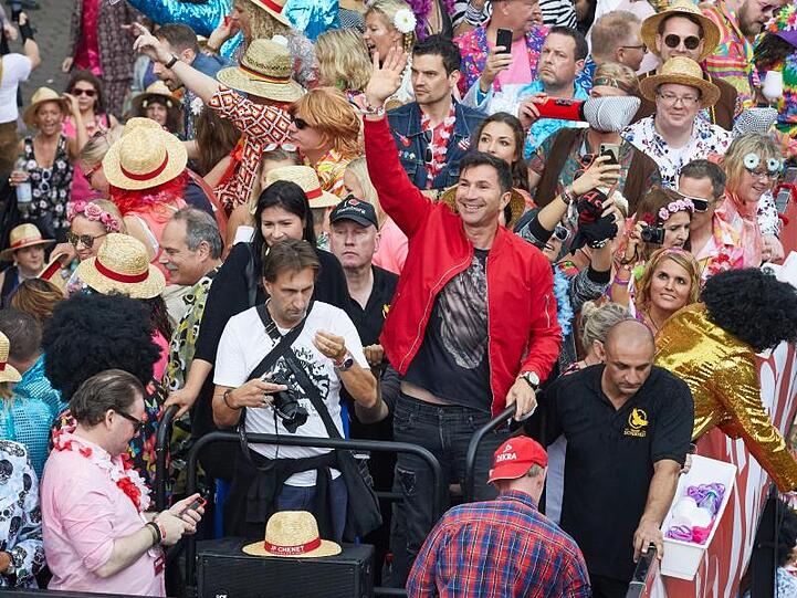 Musiktrucks beim Hamburger Schlagermove: In der roten Jacke winkt Lucas Cordalis, Sänger und Sohn der jüngst verstorbenen Schlager-Ikone Costa Cordalis.