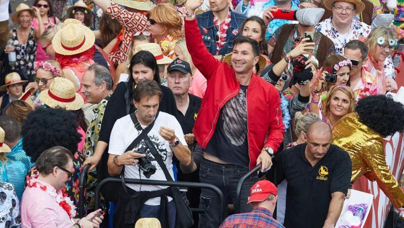 Musiktrucks beim Hamburger Schlagermove: In der roten Jacke winkt Lucas Cordalis, Sänger und Sohn der jüngst verstorbenen Schlager-Ikone Costa Cordalis. Musiktrucks beim Hamburger Schlagermove: In der roten Jacke winkt Lucas Cordalis, Sänger und Sohn der jüngst verstorbenen Schlager-Ikone Costa Cordalis.