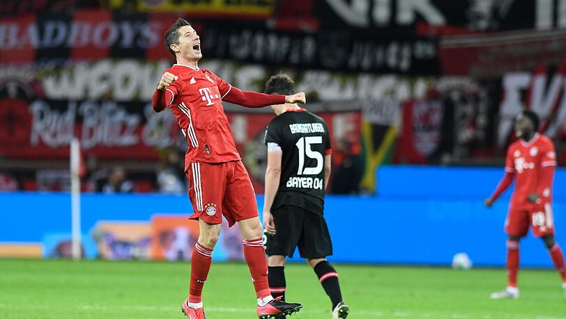Sieg in der Nachspielzeit: Doppelpacker Robert Lewandowski lässt die Bayern und Coach Hansi Flick jubeln. Sieg in der Nachspielzeit: Doppelpacker Robert Lewandowski lässt die Bayern und Coach Hansi Flick jubeln.