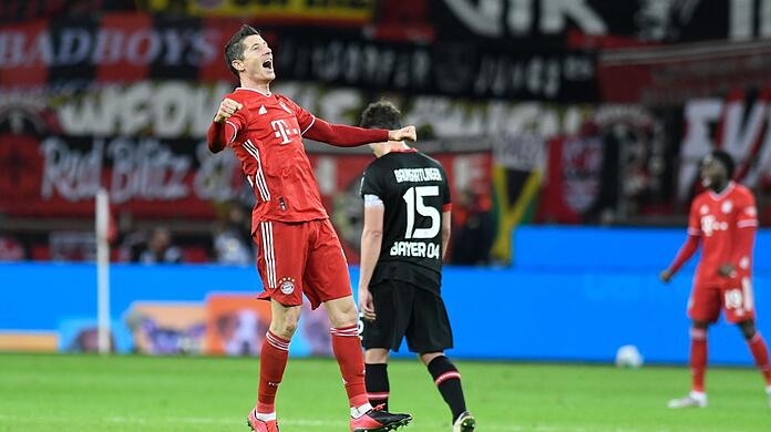 Sieg in der Nachspielzeit: Doppelpacker Robert Lewandowski lässt die Bayern und Coach Hansi Flick jubeln.
