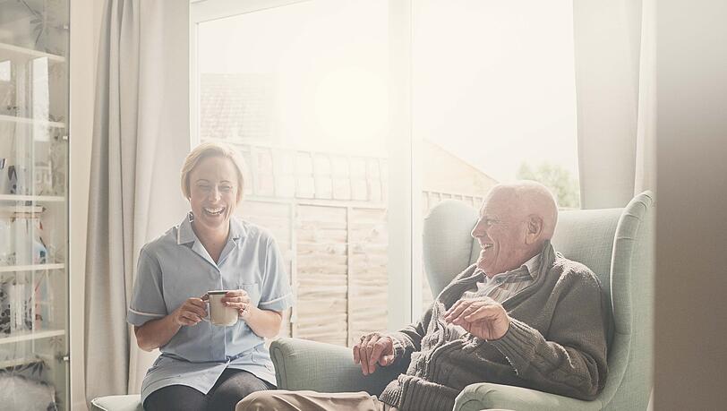 Die Pflegekraft und die betreute Person verstehen sich bestens dank einer sorgfältigen Personalauswahl durch Promedica Plus. Die Pflegekraft und die betreute Person verstehen sich bestens dank einer sorgfältigen Personalauswahl durch Promedica Plus.