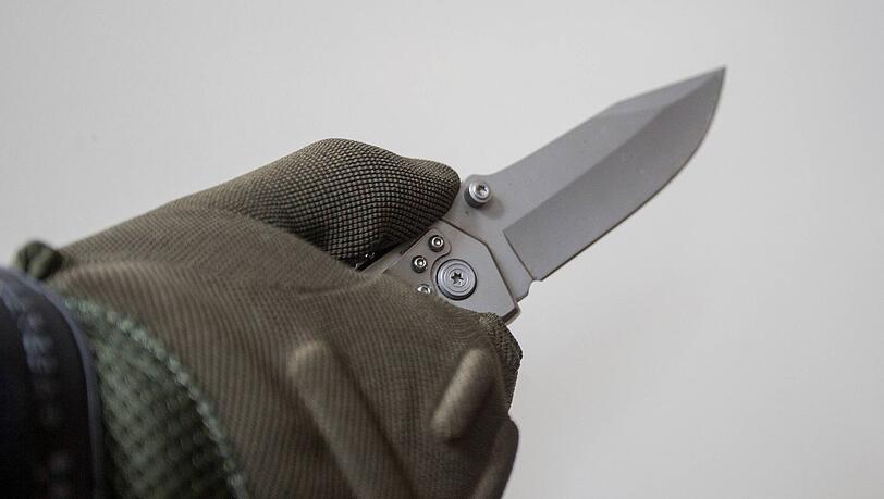 Der Polizist wurde mit einem Klappmesser angegriffen. (Symbolbild)