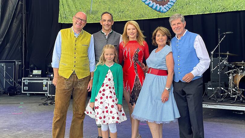 Ein Teil des "Dahoam is Dahoam"-Hauptcasts: Bernhard Ulrich mit Serientochter Mia Löffler (vorne), Harry Blank (singt auch den Titelsong), Silke Popp, Brigitte "Gitti" Walbrun und Horst Kummeth.