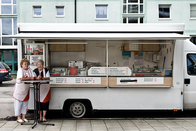 Partnerinnen-Look, vom Haar bis zu den Sandalen: Diese Damen, 2008 in Sendling fotografiert, dürften heiß erwartet worden sein. Cappuccino für 1,70, Apfelringe für 1,90, Currywurst für 2,40 Euro. Alles, was man braucht.
