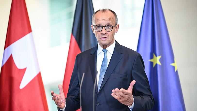 Der Kanzler sieht das Veto seines Außenministers gegen das Wehrdienstgesetz als "ein ganz übliches, normales Regierungshandeln".