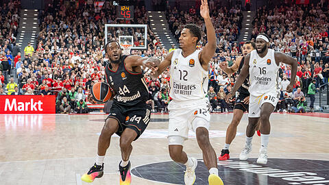 Bayerns Kamar Baldwin (l.) im Duell mit Theo Maledon von Real Madrid. W&auml;hrend die M&uuml;nchner sich bereits zur Euroleague bekannt haben, spielen die K&ouml;niglichen offenbar auf Zeit.