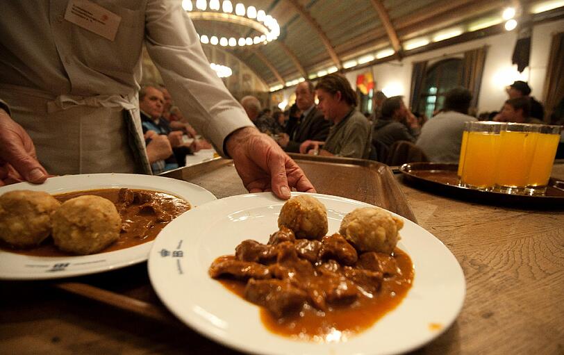 Fast 1.000 Bedürftige und Obdachlose feierten Heiligabend im Hofbräuhaus. Der Männerfürsorgeverein hatte zu der Feier mit Gulasch, Knödeln und Stollen geladen.