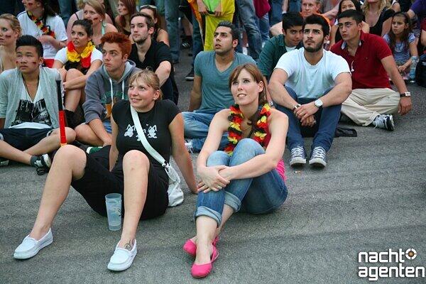 Public Viewing im Olympiastadion: So fieberten die Fans mit der deutschen Mannschaft.