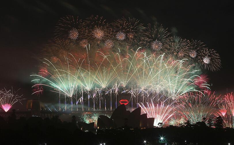 Mehr als 1 Millionen Zuschauer versammeln sich jedes Jahr im Hafen von Sydney um das weltberühmte "Midnight Firework" um 0 Uhr zu sehen.